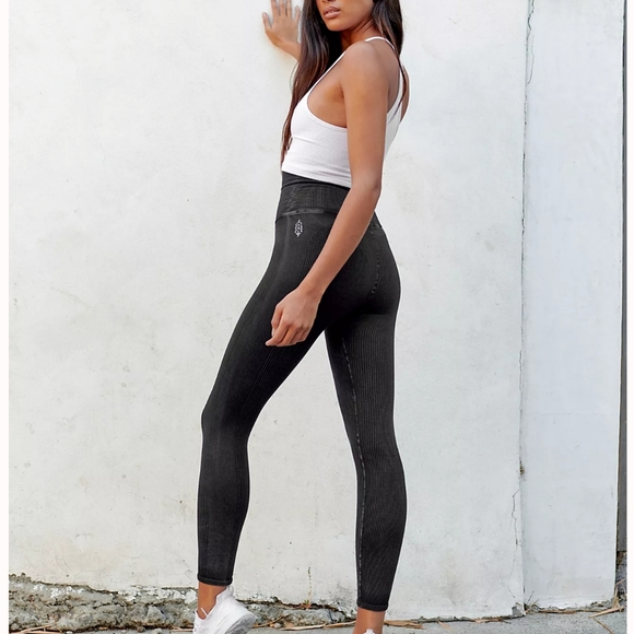 🖤 Free People Ultra High Rise Happiness Runs Leggings 🖤 - Picture 4 of 15